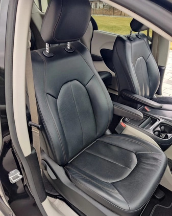Chrysler Pacifica cena 114000 przebieg: 114000, rok produkcji 2019 z Lubin małe 172
